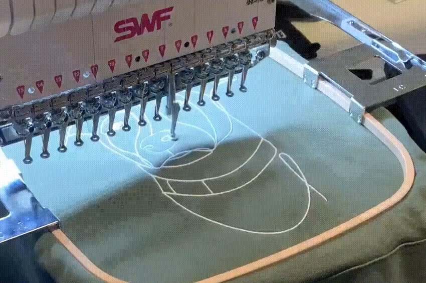 GIF z personalizowanym haftem na bluzie na maszynie SWF