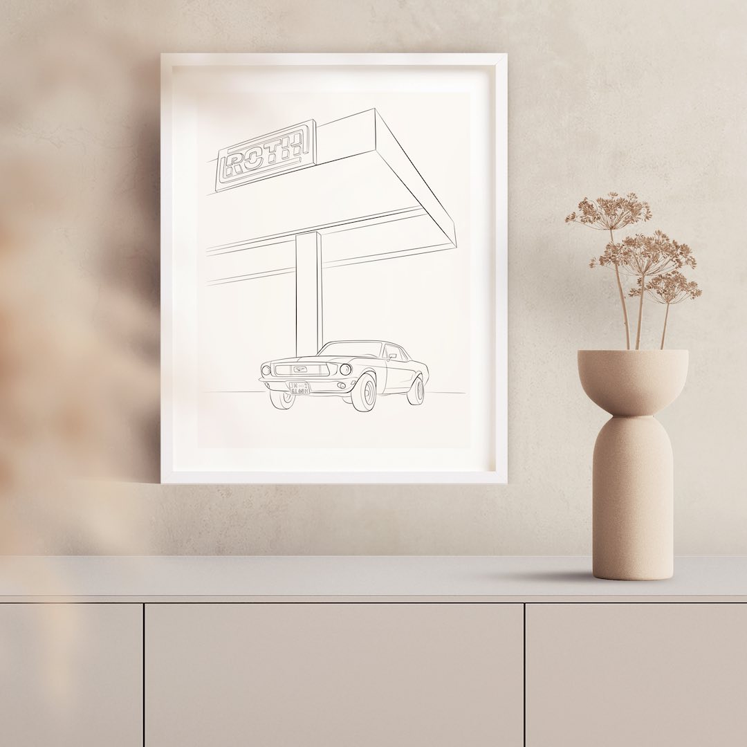 Rysunek Line Art Forda Mustanga w białej ramce na ścianie nad komodą